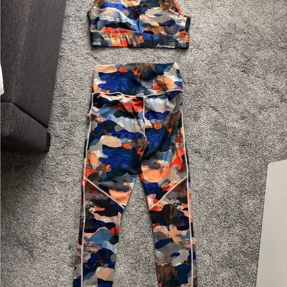 Fabletics sports bra (Large) and leggings (Medium) EUC